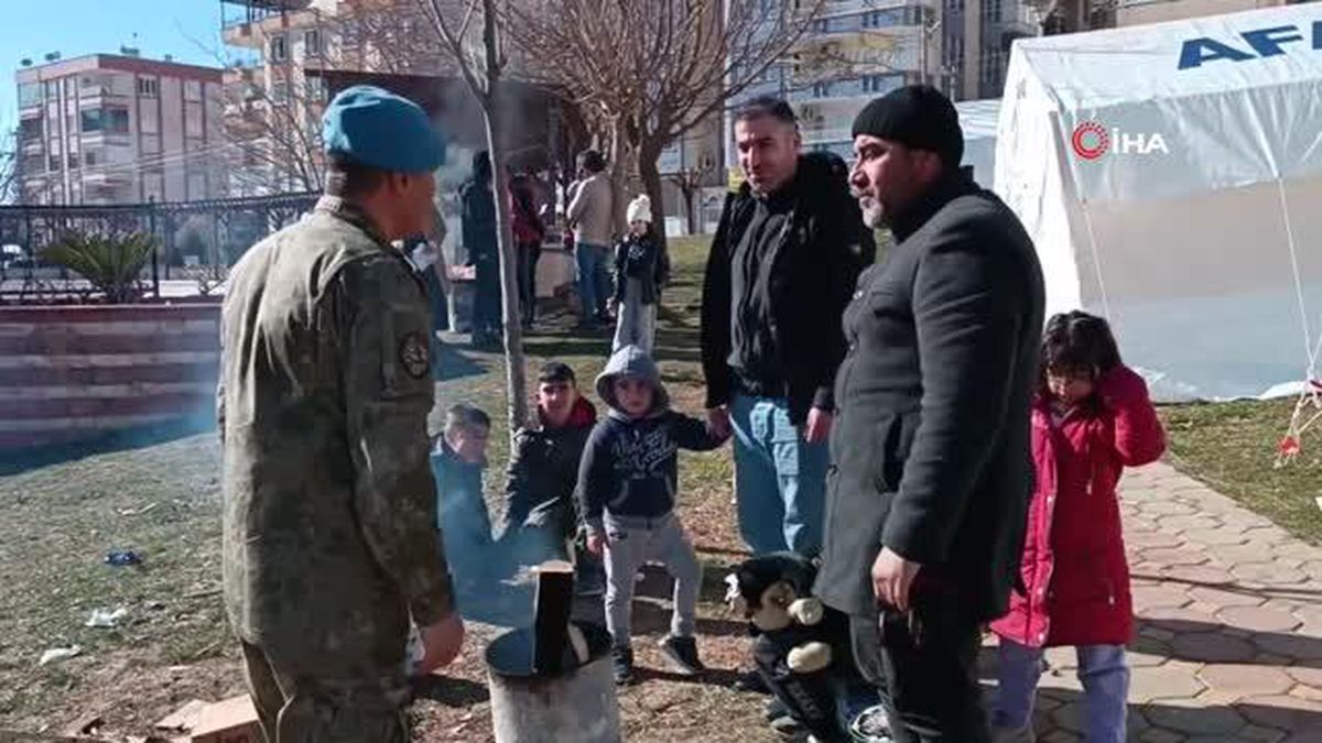 Mehmetçik Şanlıurfa'da depremzedelere sıcak yemek dağıtıyor