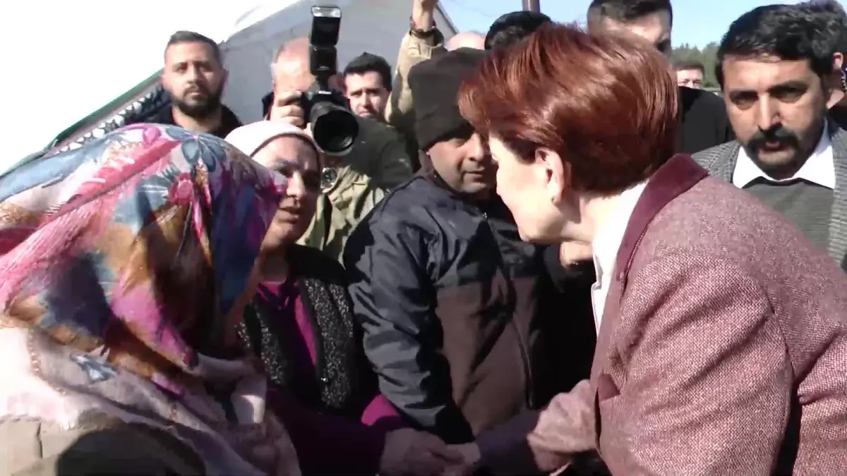 Meral Akşener, Nurdağı\'nda Çadırkenti Ziyaret Etti… Akşener\'in Dinlediği Depremzede: "Yiyecek Konusunda Bir Sıkıntı Yok. Bizim İstediğimiz Temizlik"