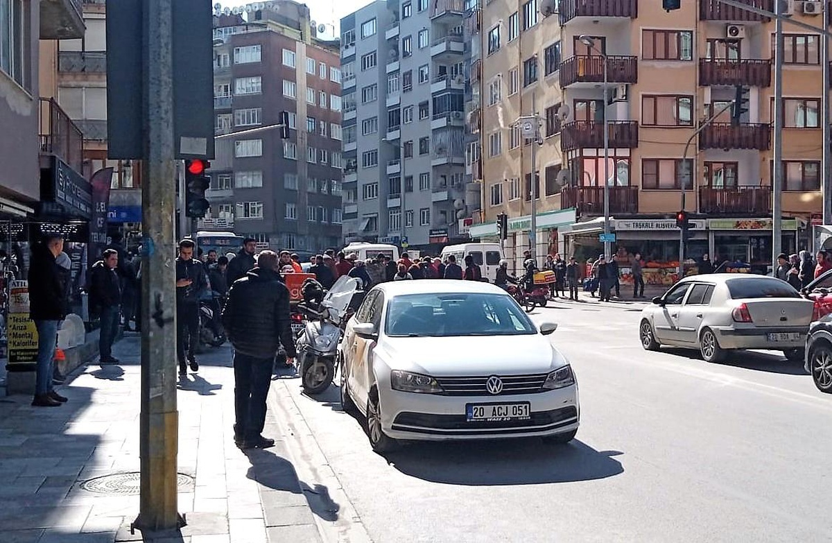 Otomobille çarpışan motosikletli kurye ağır yaralandı