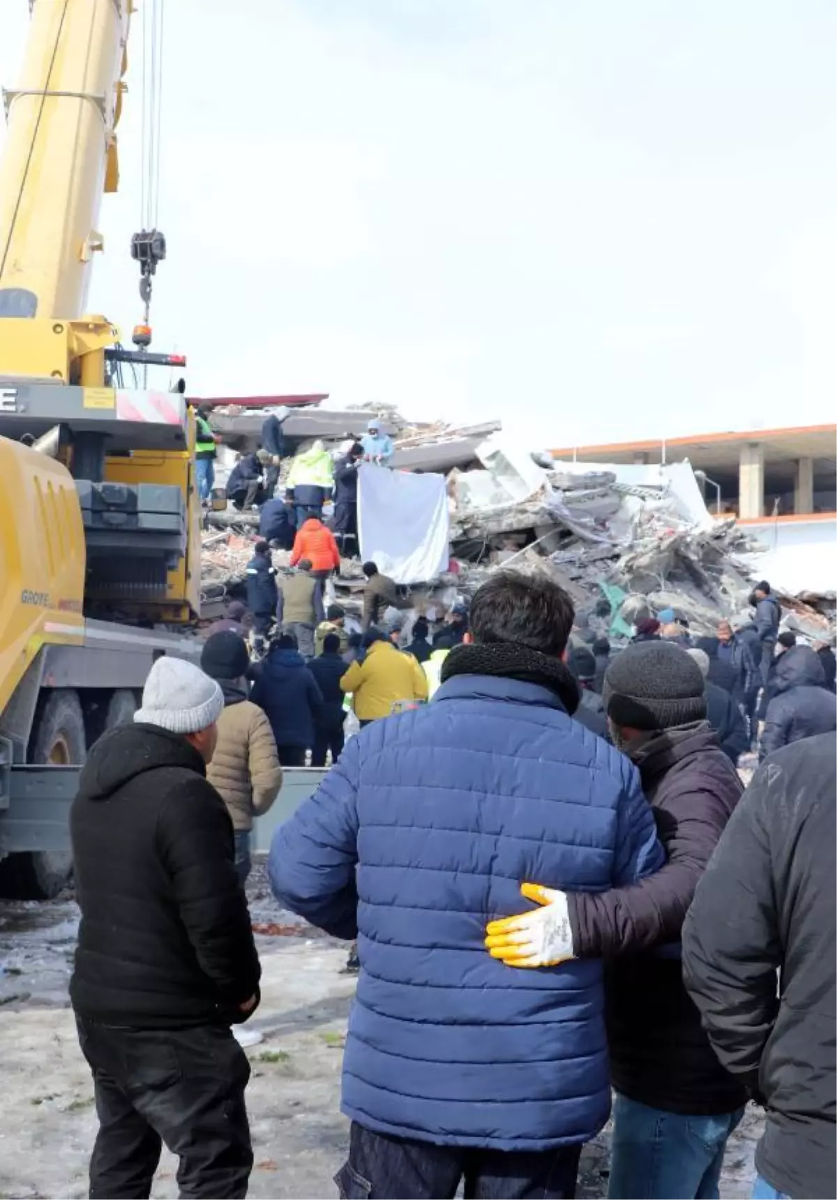 Sağ kurtulup, enkaz başında bekledi; ailesinden acı haber geldi