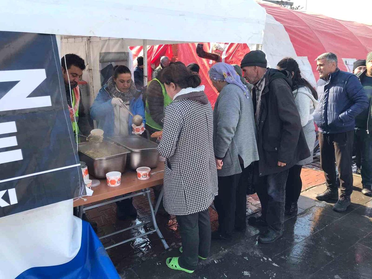 Selçuk Belediyesi Malatya'da yemek ve sosyal market çadırı kurdu