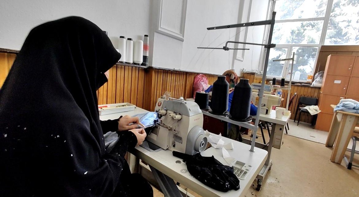 Tatvanlı kadınlar depremzedeler için kışlık kıyafet dikiyor