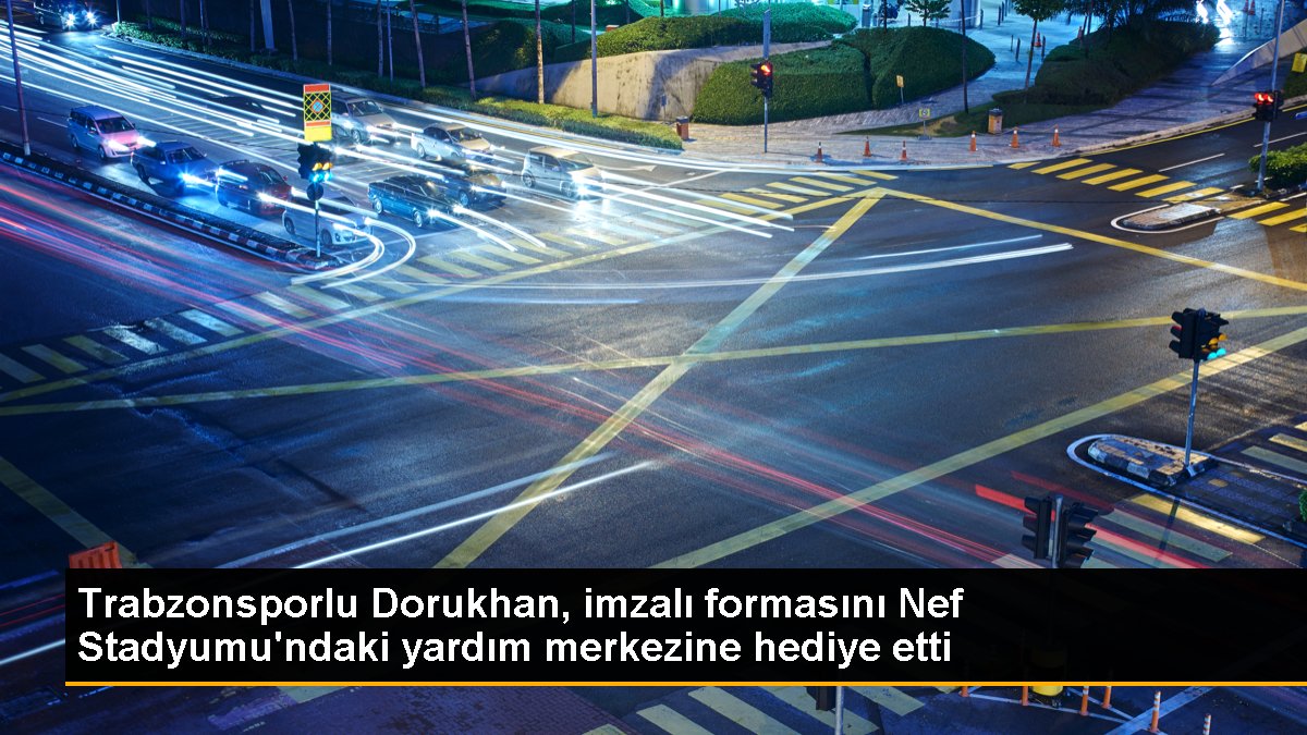 Trabzonsporlu Dorukhan, imzalı formasını Nef Stadyumu\'ndaki yardım merkezine hediye etti