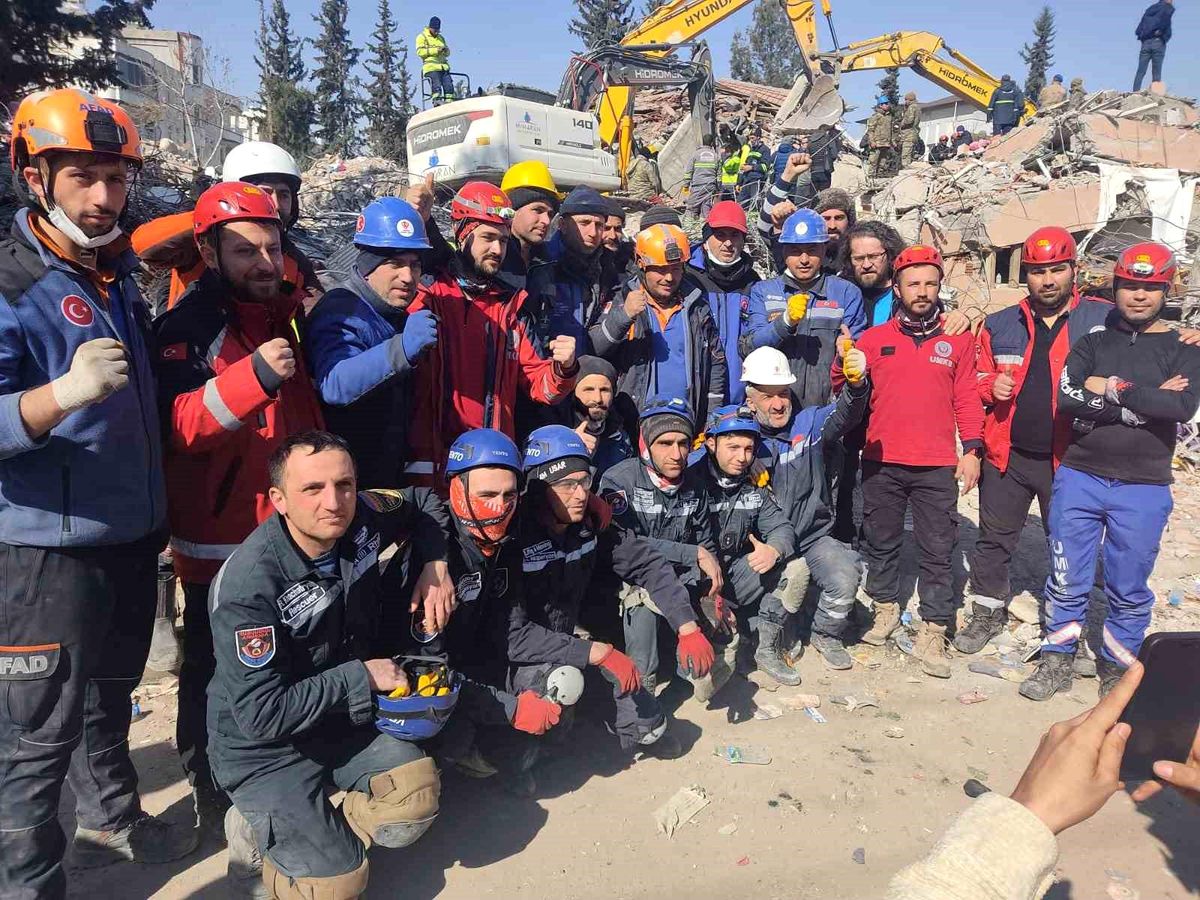 Türk, Ermeni ve ABD\'li ekip 2 kadını enkazdan sağ çıkardı