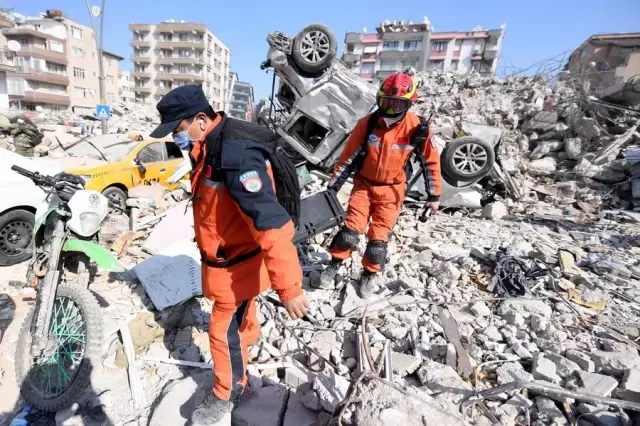 Türk Gönüllüler ve Çinli Kurtarma Ekibi Deprem Bölgesinde Zamana Karşı Yarışıyor