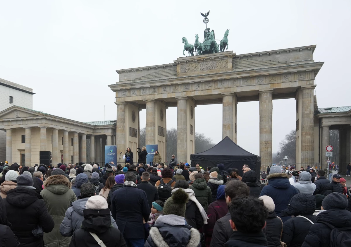 Türkiye ve Suriye\'deki Depremlerde Hayatını Kaybedenler Berlin\'de Anıldı