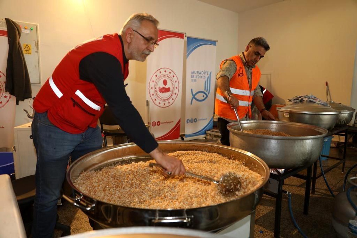 Van Valiliği koordinasyonunda depremzedelere sıcak yemek