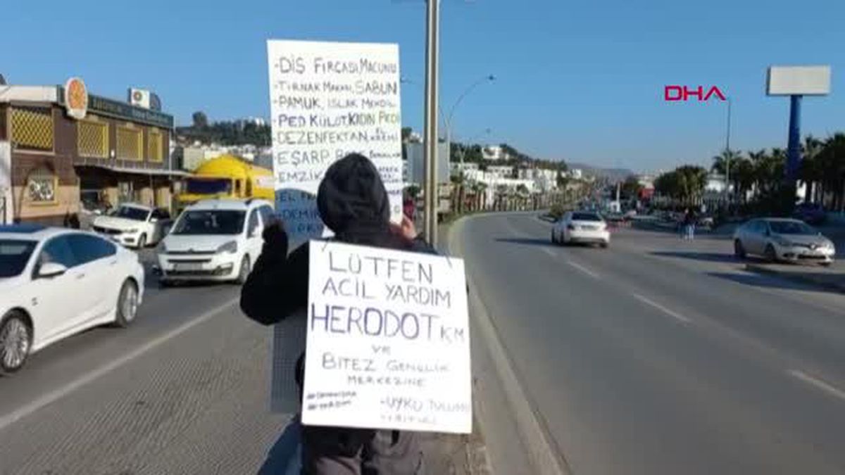YARDIM KAMPANYASINA DİKKAT ÇEKMEK İÇİN PANKARTLA YOLA ÇIKTI