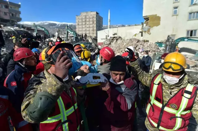 180'inci saatte enkazdan sağ çıkarılan kadın: Çok üşüdüm, ayaklarımı örtün