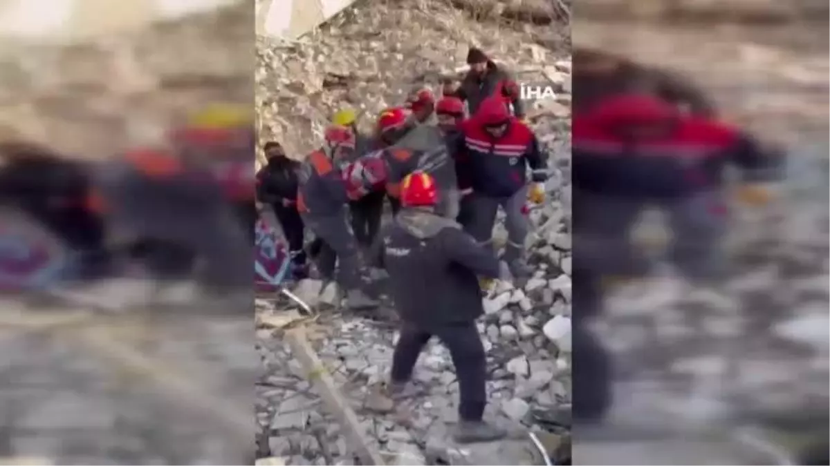 8. günde enkazdan çıkarıldı, ekipler mutluluktan birbirine sarıldı