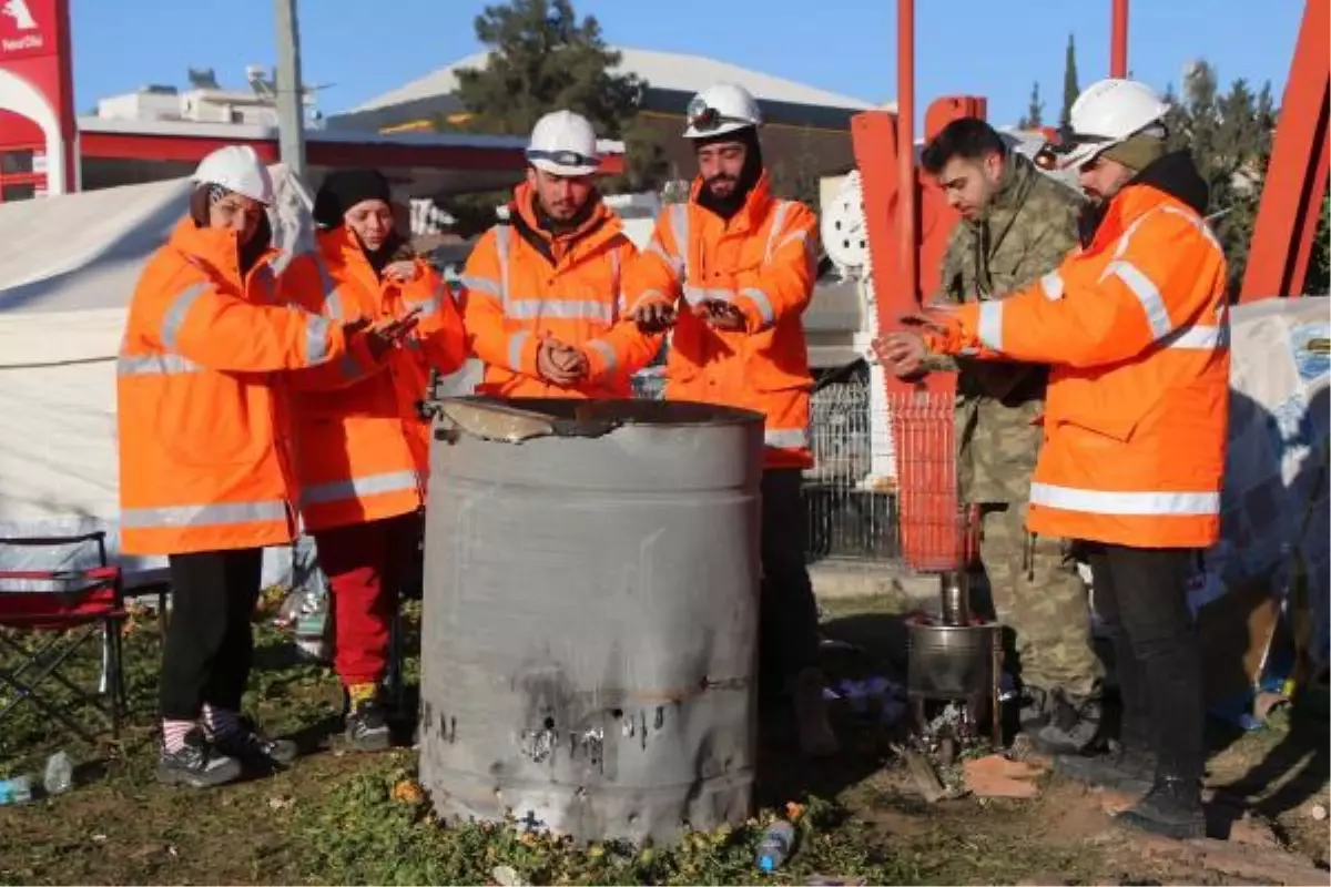 AFAD gönüllüleri, enkazda buldukları 200 bin TL\'lik altın ve dövizi sahibine teslim etti