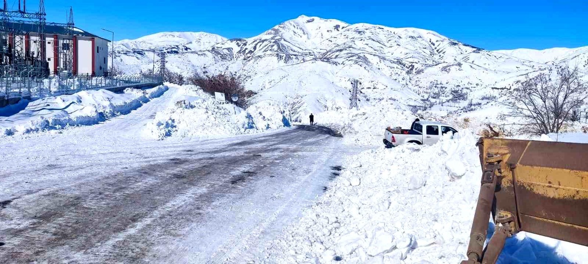 Afet bölgesinde kar ve heyelandan dolayı ulaşılamayan köylerde yol açma çalışması yapılıyor