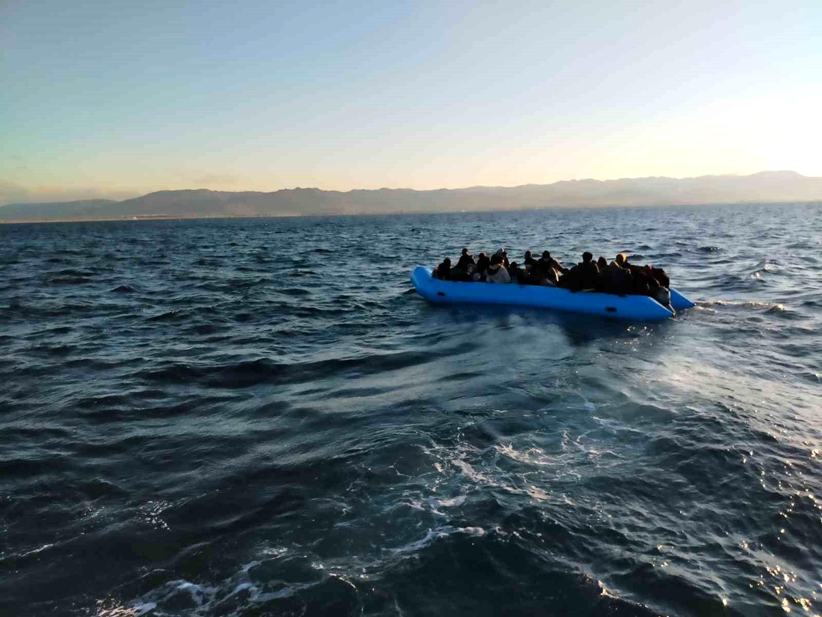 Ayvalık açıklarında 33 düzensiz göçmen yakalandı