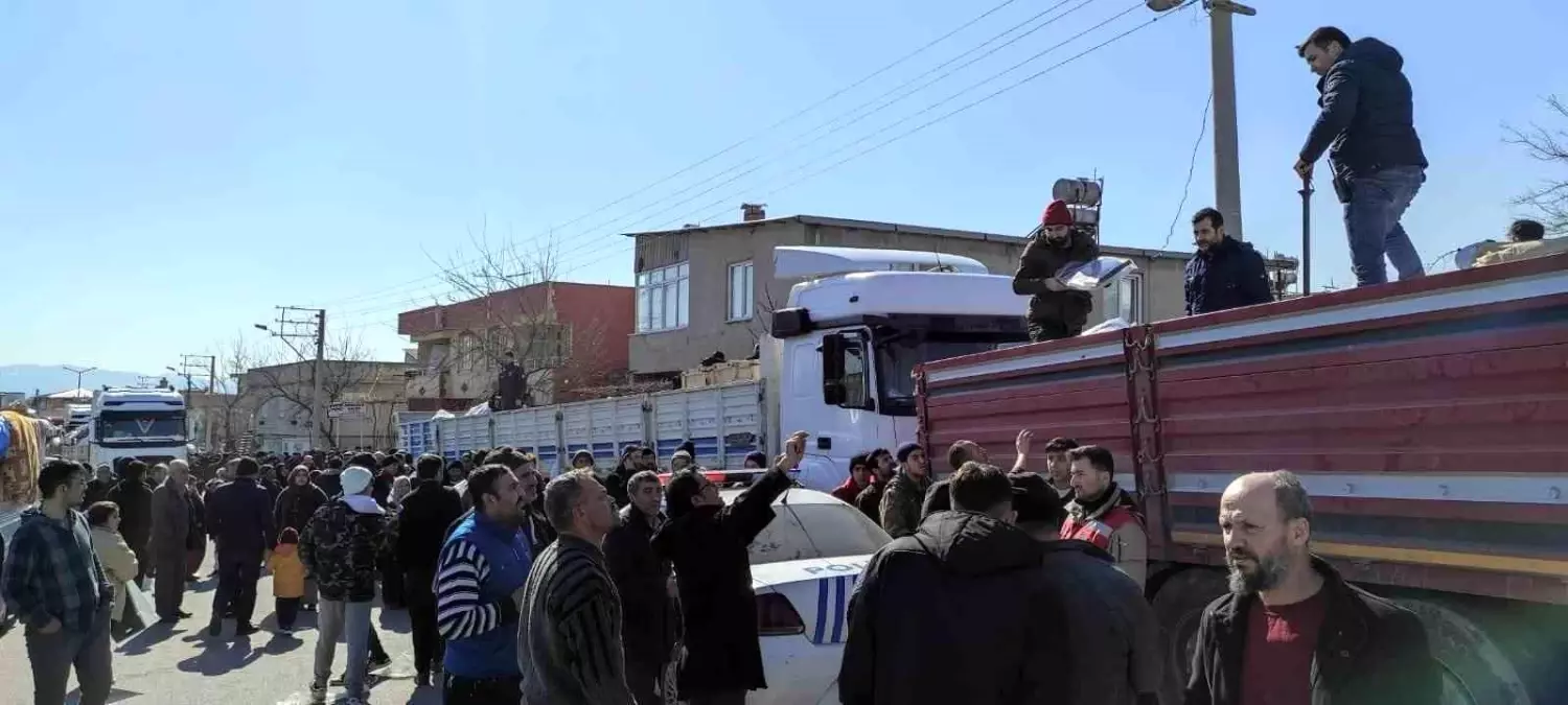 Azerbaycan\'dan gelen yardım tırları depremzedelere merhem oldu