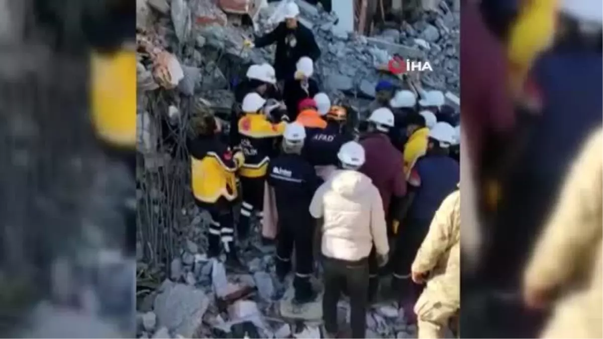 Baba oğulu deprem ayırdı... Baba hayatını kaybetti, enkaz altından çıkartılan oğlu hastaneye sevk edildi