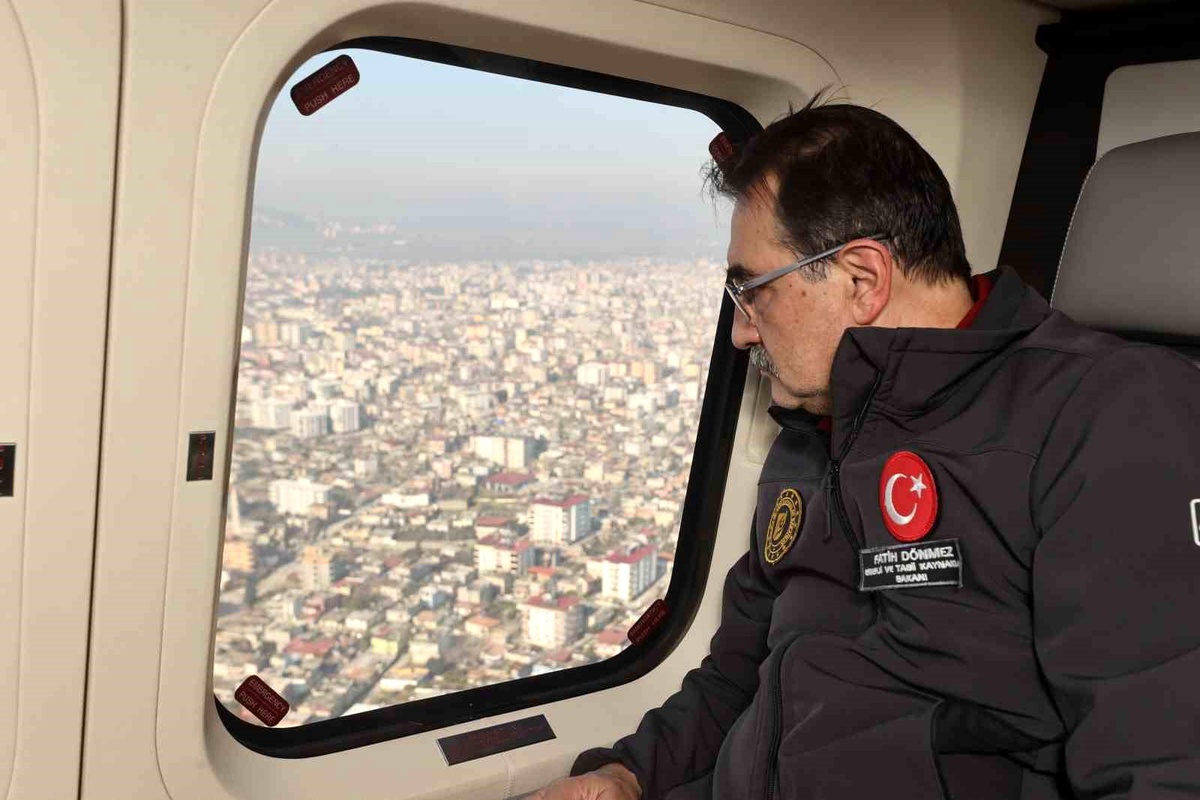 Bakan Dönmez, depremlerden etkilenen Osmaniye\'yi havadan inceledi