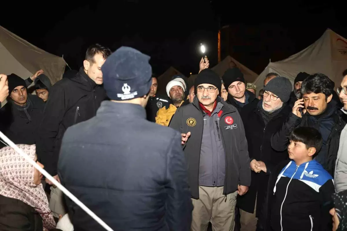 Bakan Dönmez, İskenderun\'da çadır kentteki depremzedelerle bir araya geldi