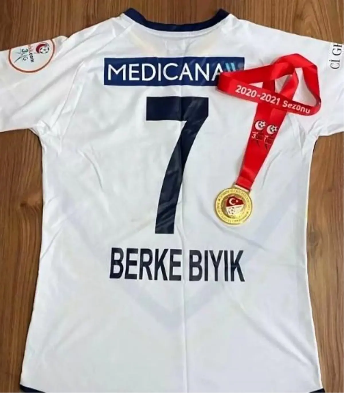 Berke Bıyık, depremzedelere yardım için formasını 18 bin TL\'ye sattı