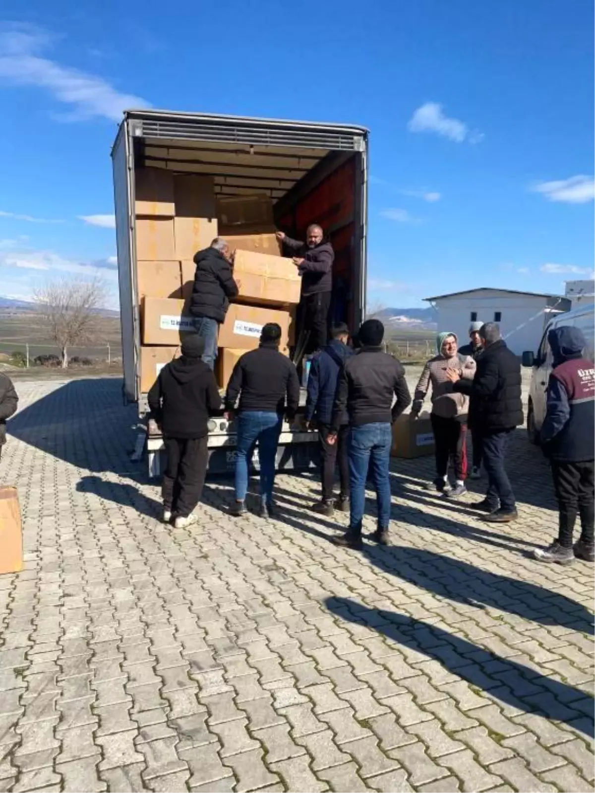 Bozüyük\'ten giden 2 tır deprem bölgesine ulaştı