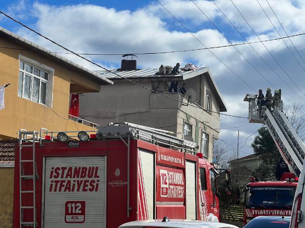 ÇEKMEKÖY\'DE ÇATI TAMİRATINDA YÜKSEK GERİLİM HATTINA KAPILIP ÖLDÜ