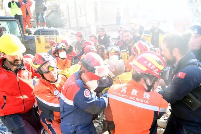 Çin Arama Kurtarma Ekibi Depremin Yedinci Gününde Enkazdan Bir Kişiyi Daha Kurtardı