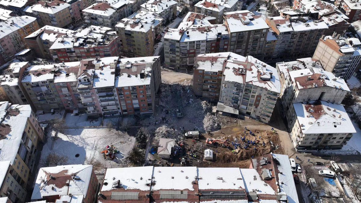 Çinli Sivil Kurtarma Ekibi Malatya\'da Enkazlar Arasında Hayatta Kalanları Arıyor
