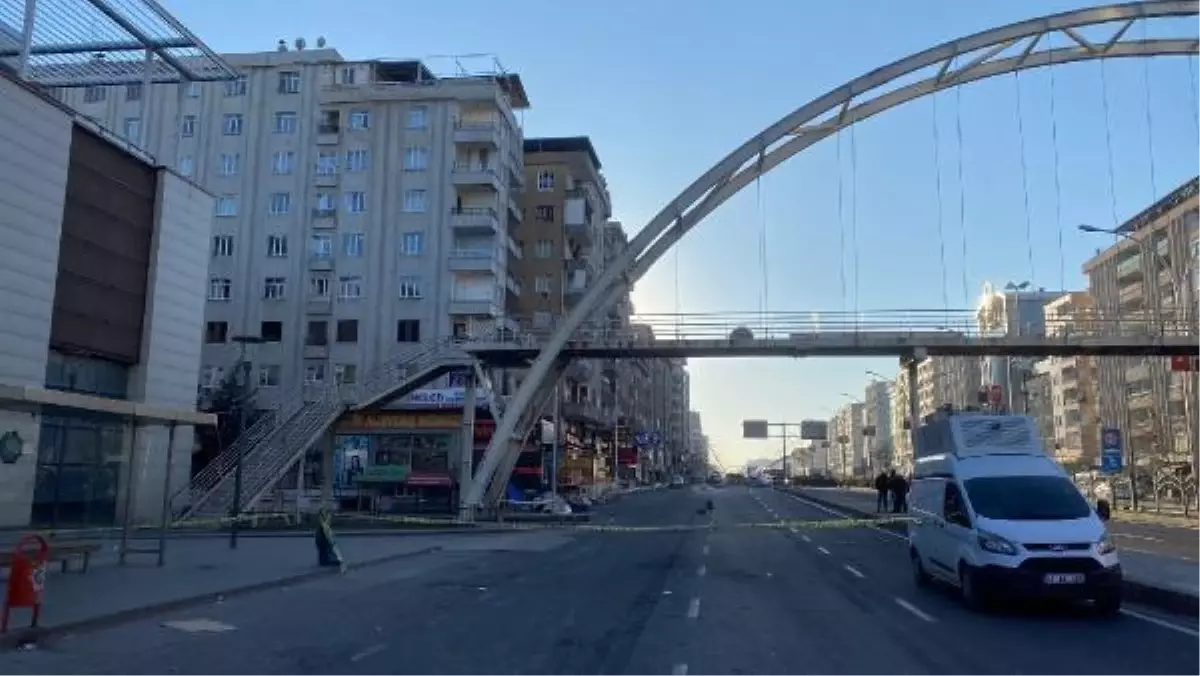 ÇÖKME TEHLİKESİ OLAN BİNA NEDENİYLE DİYARBAKIR- ŞANLIURFA KARA YOLU KAPATILDI