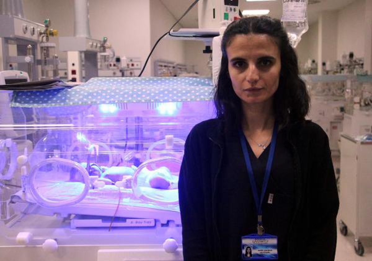 Deprem anında kuvözleri tutan Gazel hemşire: Bebekler yardım isteyemez