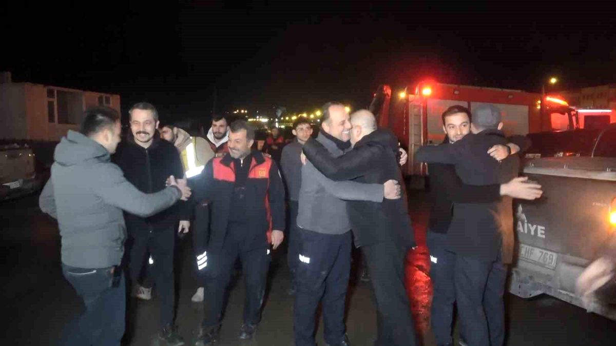 Deprem bölgesinde 19 kişiyi sağ kurtaran itfaiyeciler Samsun\'a döndü