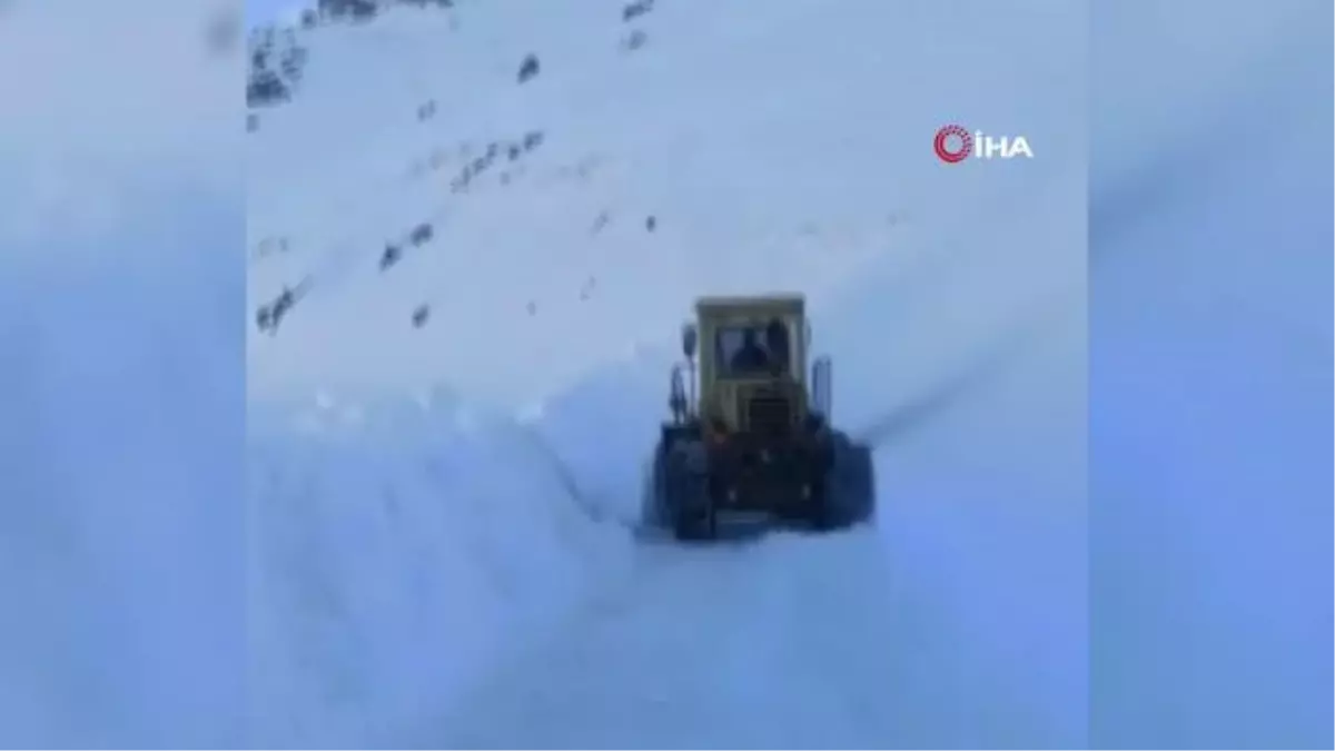 Deprem bölgesine yardımların ulaştırılması için ekipler çığ düşen yolu ulaşıma açtı