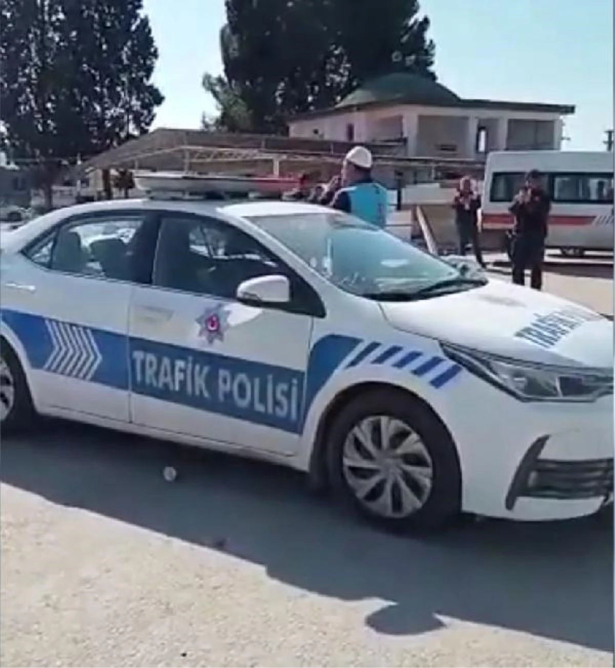 DEPREMDE CAMİNİN SES SİSTEMİ HASAR GÖRÜNCE POLİS MEGAFONUYLA EZAN OKUDU