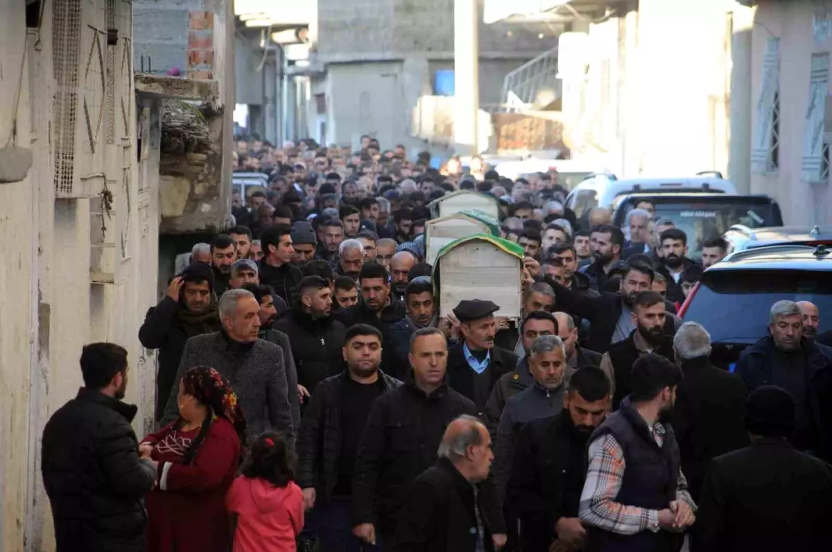 Depremde hayatını kaybeden anne ve iki kızı Cizre\'de yan yana defnedildi