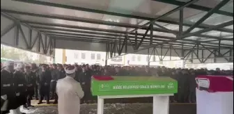 Ebrar sitesinde enkazdan çıkarılan Uzman Çavuş Yaman, eşi ve iki çocuğu toprağa verildi