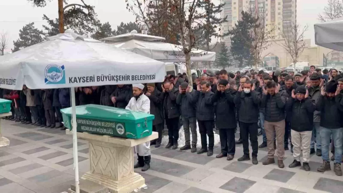 Depremde hayatını kaybedenler defnediliyor