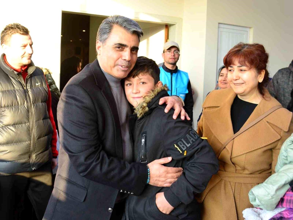 Depremzedeler yurtlarda barınmaya başladı