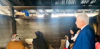 Derecik depremzedeler ile ekmeğini bölüşüyor