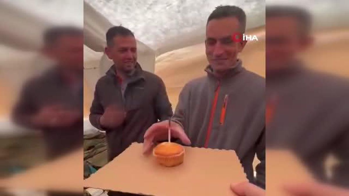 Doğum gününü arama kurtarma çadırında kutladılarTürkiye'de arama kurtarma çalışmalarına katılan Kosovalı askere doğum günü sürpriziKüçük bir kekin...