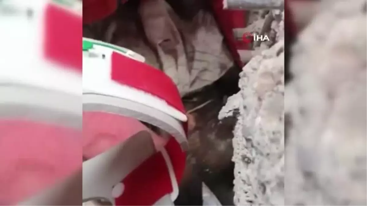 Enkaz altındaki depremzede: 'Tozu gördüm moralim bozuldu, onu temizlemek lazım'