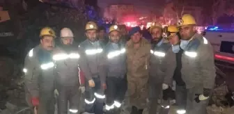 Enkazda buldukları para ve değerli eşyaları güvenlik güçlerine teslim ettiler