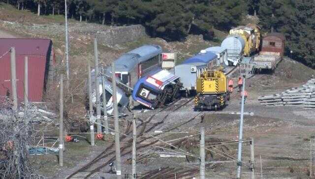 Gaziantep'te dehşetin büyüklüğünü gösteren anlar! 6 tren depremde raydan çıkarak devrildi, raylara da kayalara devrildi Gaziantep'te dehşetin büyüklüğünü gösteren anlar! 6 tren depremde raydan çıkarak devrildi, raylara da kayalara devrildi