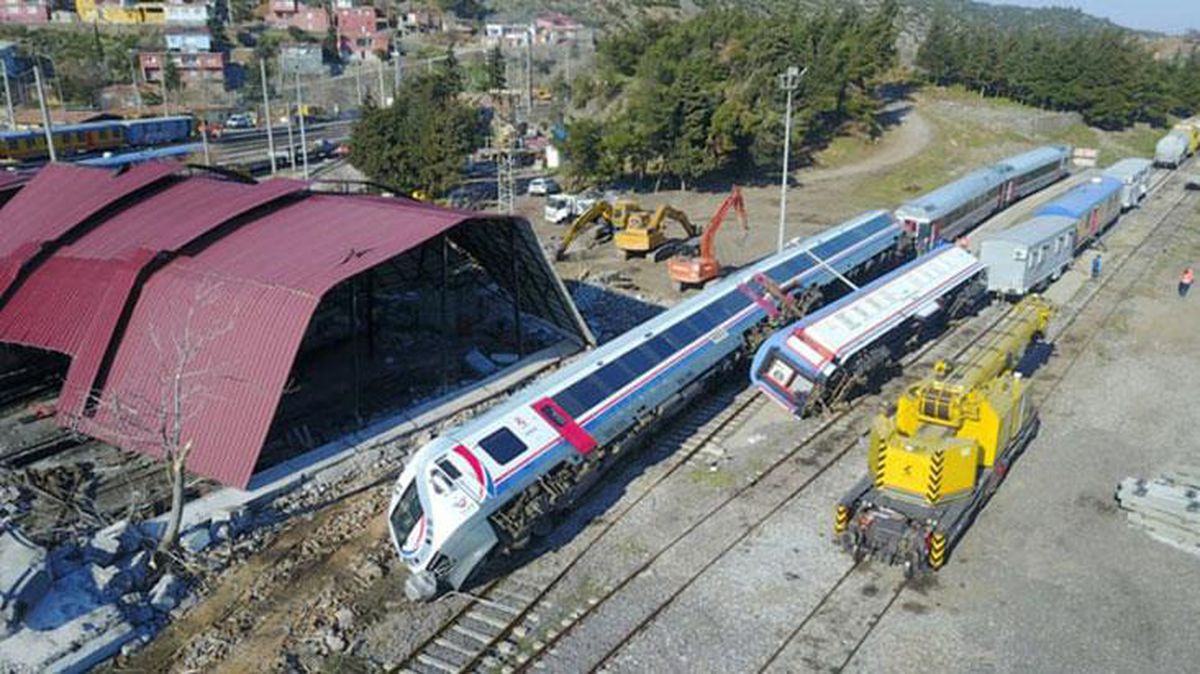 Gaziantep'te dehşetin büyüklüğünü gösteren anlar! 6 tren depremde raydan çıktı, raylara da kayalara devrildi