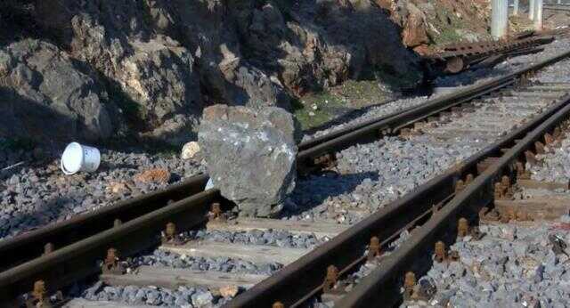 Gaziantep'te dehşetin büyüklüğünü gösteren anlar! 6 tren depremde raydan çıkarak devrildi, raylara da kayalara devrildi Gaziantep'te dehşetin büyüklüğünü gösteren anlar! 6 tren depremde raydan çıkarak devrildi, raylara da kayalara devrildi