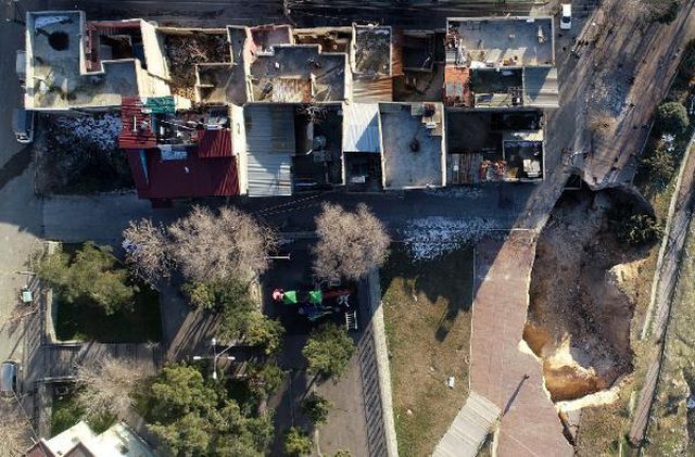 Gaziantep'te depremin etkisi ile 3 dev çukur oluştu Gaziantep'te depremin etkisi ile 3 dev çukur oluştu