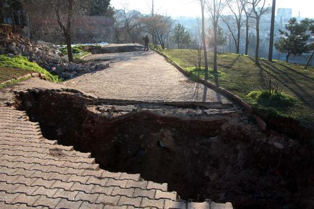 Gaziantep'te depremin etkisi ile 3 dev çukur oluştu Gaziantep'te depremin etkisi ile 3 dev çukur oluştu