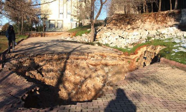 Gaziantep'te depremin etkisi ile 3 dev çukur oluştu Gaziantep'te depremin etkisi ile 3 dev çukur oluştu
