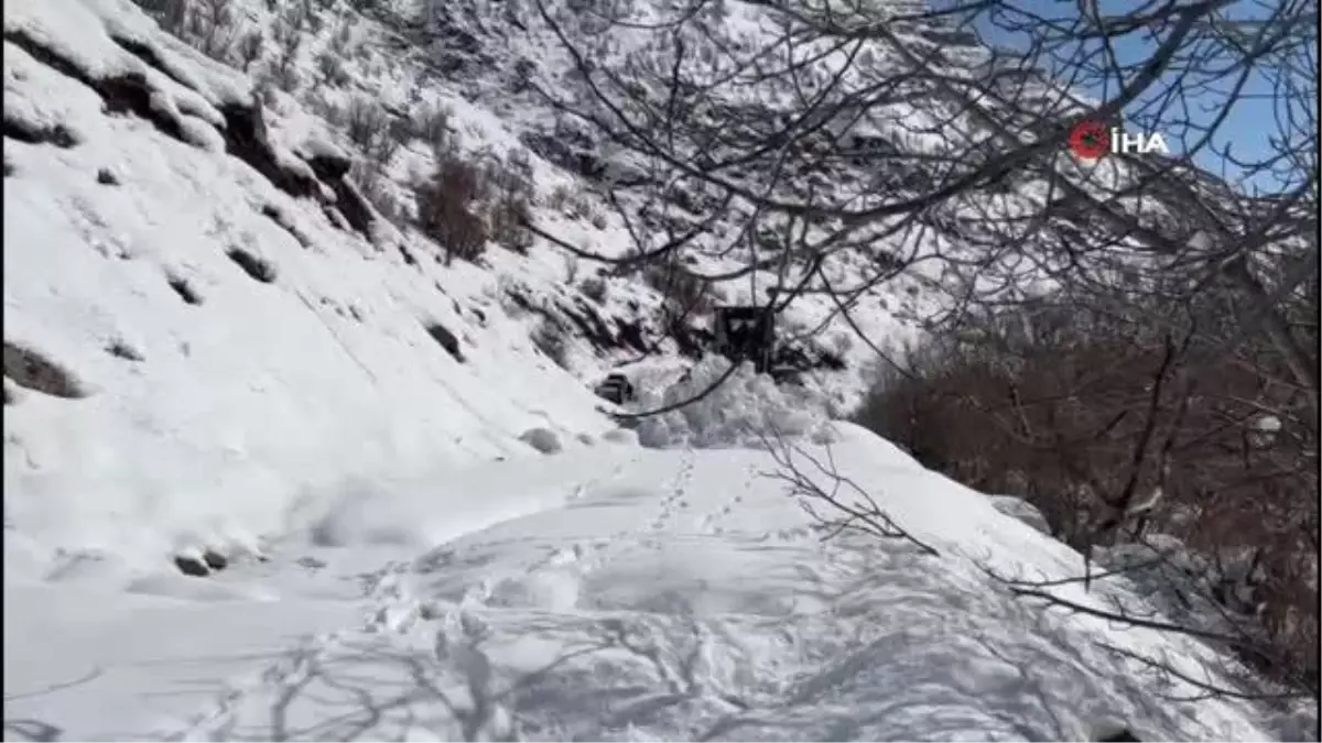 Hakkari\'de 13 yerleşim yerinin yolu kapandı