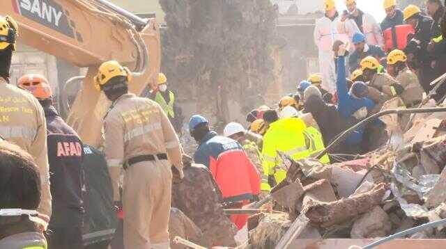 Hatay'da depremin 176. saatinde bir kadın enkazdan sağ çıkarıldı