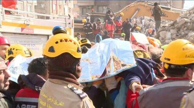 Hatay'da depremin 176. saatinde bir kadın enkazdan sağ çıkarıldı