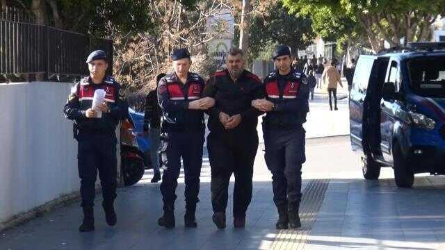 HATAY'DA YIKILAN BİNANIN MÜTEAHHİDİ 'DEPREMZEDE' OLARAK KALDIĞI OTELDE YAKALANDI