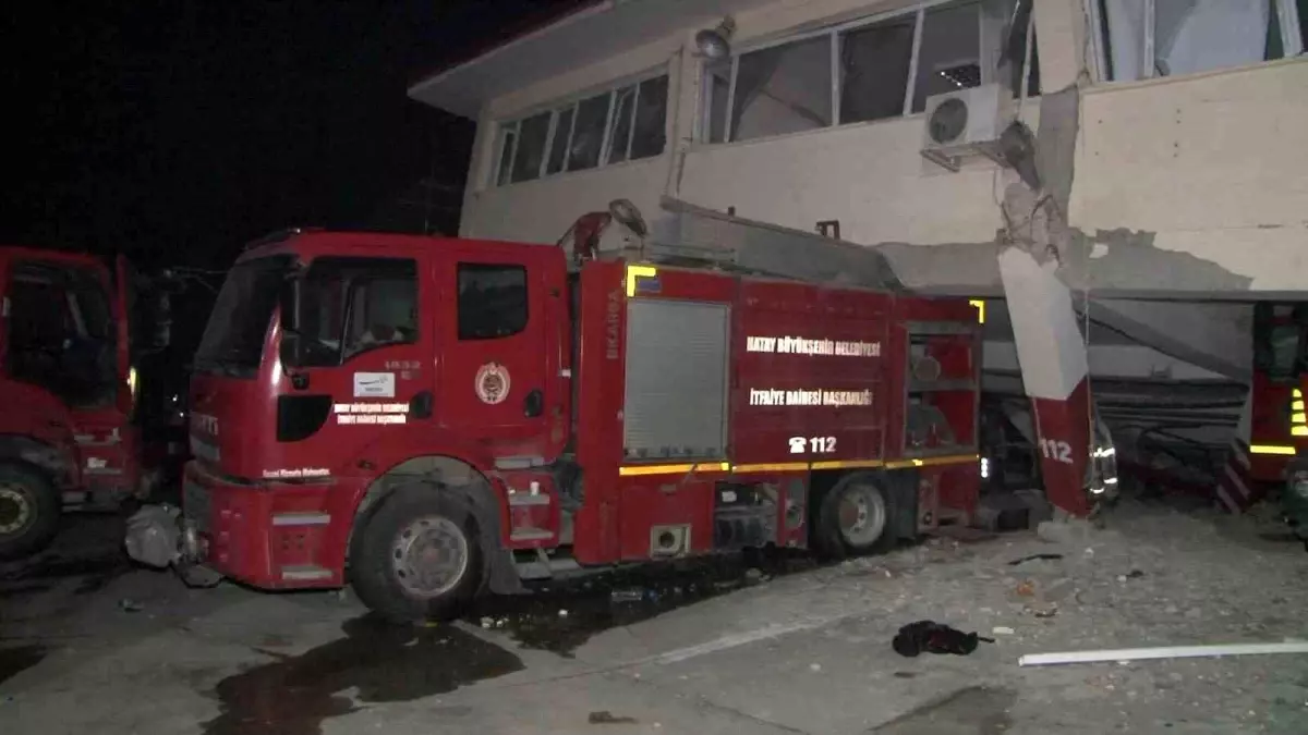 Hataylı itfaiyecileri ölümden bindikleri araçlar kurtardı